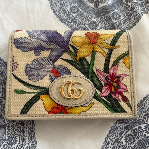 Gucci compact floral wallet with zippered coin compartment. - Picture 1 of 9